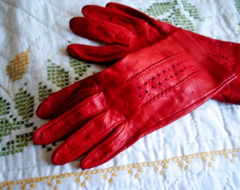 Guantes de niño auténticos de color rojo vintage de 1980 con frente adornado y bordados recortados.