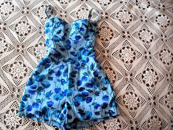 Mod vintage 60s, pastel blue , stretched , sculptu