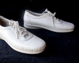 Casual  vintage 1990, pastel beige , genuine leather  , moccasin  style   Sas  shoes. Made by Tripad  Comfort in USA. Size 9 1/2 s.