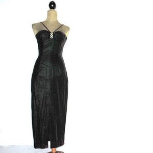 Glamour vintage 70s deep forest green velvet, maxi , hugging body gown with long slit. Made by De-Laru. Size 3-4.