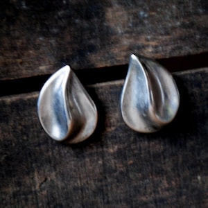 Mod vintage 60s, silver plated,   tear drop shape with a flame design, large , vertical clip on earrings. Made by Dauplaise.