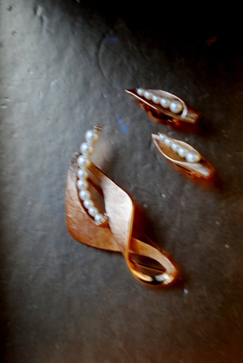 brooch and clip on earrings gold tone metsl broshed metal jewerly set Mod vintage 60s accented with a white pearls.Made by Pastelli.