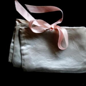 Cartella porta-fazzoletti vintage in seta grigio pastello del 1920, lingerie da boudoir, piccola con tre scomparti e nastro rosa.