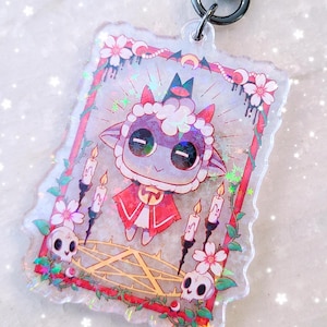 Cult of the Lamb Tarot Card Style Schlüsselanhänger - Niedliche Gamer Fan Art mit Holographischem Finish & Stern-Verschluss
