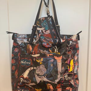 Bolso Sakroots - Negro con pájaros coloridos - Naturaleza / Melocotón / Feliz - Incluye pulsera y dijes - Bolso SAK de Artist Circle