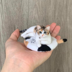 Personalized Wool Felt Cat Memorial – Needle Felted Cat Sculpture, 100% Handmade Pet Keepsake Gift