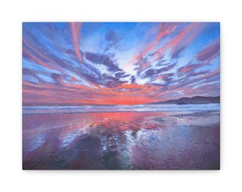 Könnte beinhalten: Leinwanddruck einer Strandszene bei Sonnenuntergang. Der Himmel ist eine Mischung aus Blau, Rosa und Orange, mit langen, gestreiften Wolken. Das Meer spiegelt die Farben des Himmels wider, und der nasse Sand ist eine Mischung aus Lila und Grau.