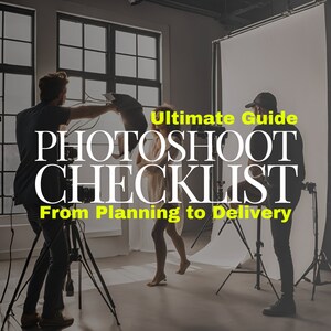 Op de afbeelding: Een fotoshoot checklist-gids met de tekst "Ultimate Guide Photoshoot Checklist From Planning to Delivery". De afbeelding toont een fotograaf die de verlichtingsapparatuur aanpast terwijl een model poseert voor een witte achtergrond.