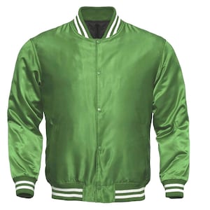 Könnte beinhalten: Eine grüne Satin-Bomberjacke mit weißen und grünen Streifen an Kragen, Ärmelbündchen und Saum.