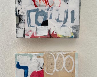 Puede incluir: Dos pinturas abstractas de técnica mixta sobre paneles cuadrados de madera. El panel superior presenta círculos rojos y la palabra "COOL" en azul y blanco. El panel inferior tiene líneas azules y formas rojas y grises. Ambos incluyen elementos de collage.