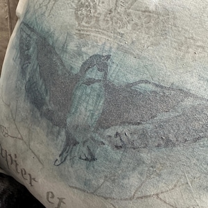 Almofada pintada à mão Blue Bird, tecido pintado tingido à mão, almofada pintada com giz costurada à mão, almofada de veludo cinza roxo, almofada de tecido estêncil