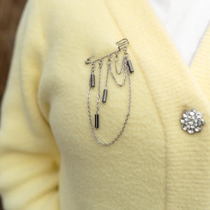 Broche à épingles à nourrice avec hématite et chaînes - Épingle élégante pour manteau et veste - Cadeau fait main pour femme - Accessoire printemps-été