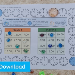 Può includere: Un tabellone di gioco stampabile per imparare a dire l'ora. Il tabellone presenta 12 orologi analogici con orari diversi e una griglia in stile bingo per consentire ai giocatori di segnare gli orari man mano che tirano un dado e spostano i loro pezzi. Il tabellone di gioco è stampato su carta bianca con un bordo blu, arancione e bianco.