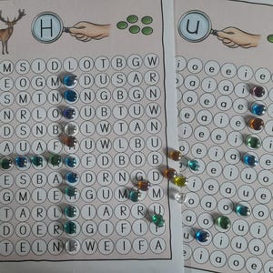 Digitaler Download für ein Lernspiel zum Suchen und Erkennen von Buchstaben. Vorlage ausdrucken und Buchstaben mit Muggelsteinen oder Knöpfen abdecken. Zur Selbstkontrolle ist der gesuchte Buchstabe sichtbar.