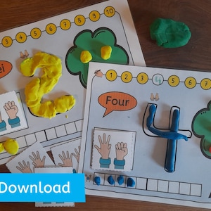 Könnte beinhalten: Zwei druckbare Arbeitsblätter für Kinder, um Zahlen zu lernen. Das erste Arbeitsblatt zeigt die Zahl 2 mit dem Wort "Zwei" in einer Sprechblase. Das zweite Arbeitsblatt zeigt die Zahl 4 mit dem Wort "Four" in einer Sprechblase. Beide Arbeitsblätter haben einen Baum mit Äpfeln und einen Platz für Kinder, um das Zählen zu üben.