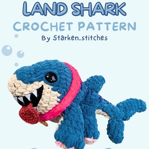 Könnte beinhalten: Häkelanleitung für einen Baby-Landhai. Der Hai ist blau mit einem rosa Kragen und einer roten Zunge, die herausragt. Der Hai springt aus dem Wasser, das durch blaue Wasserspritzer dargestellt wird.