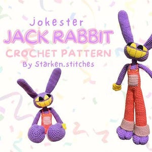以下が含まれることがあります： 紫、オレンジ、黄色の色合いの、かぎ針編みのジャックラビットのおもちゃ。ウサギは長い耳、大きな黄色の笑顔、オレンジ色のオーバーオールを着ています。「Jokester Jack Rabbit Crochet Pattern」というテキストがおもちゃの上に表示されています。