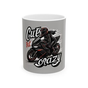 Keramiktasse, (11 Unzen), Motorrad-Liebhaber, Biker, Geschenk für Biker, Geburtstagsgeschenk, Edgy Drinkware, Biker-Kaffeetasse, Motorradfahrer, Cute But Crazy