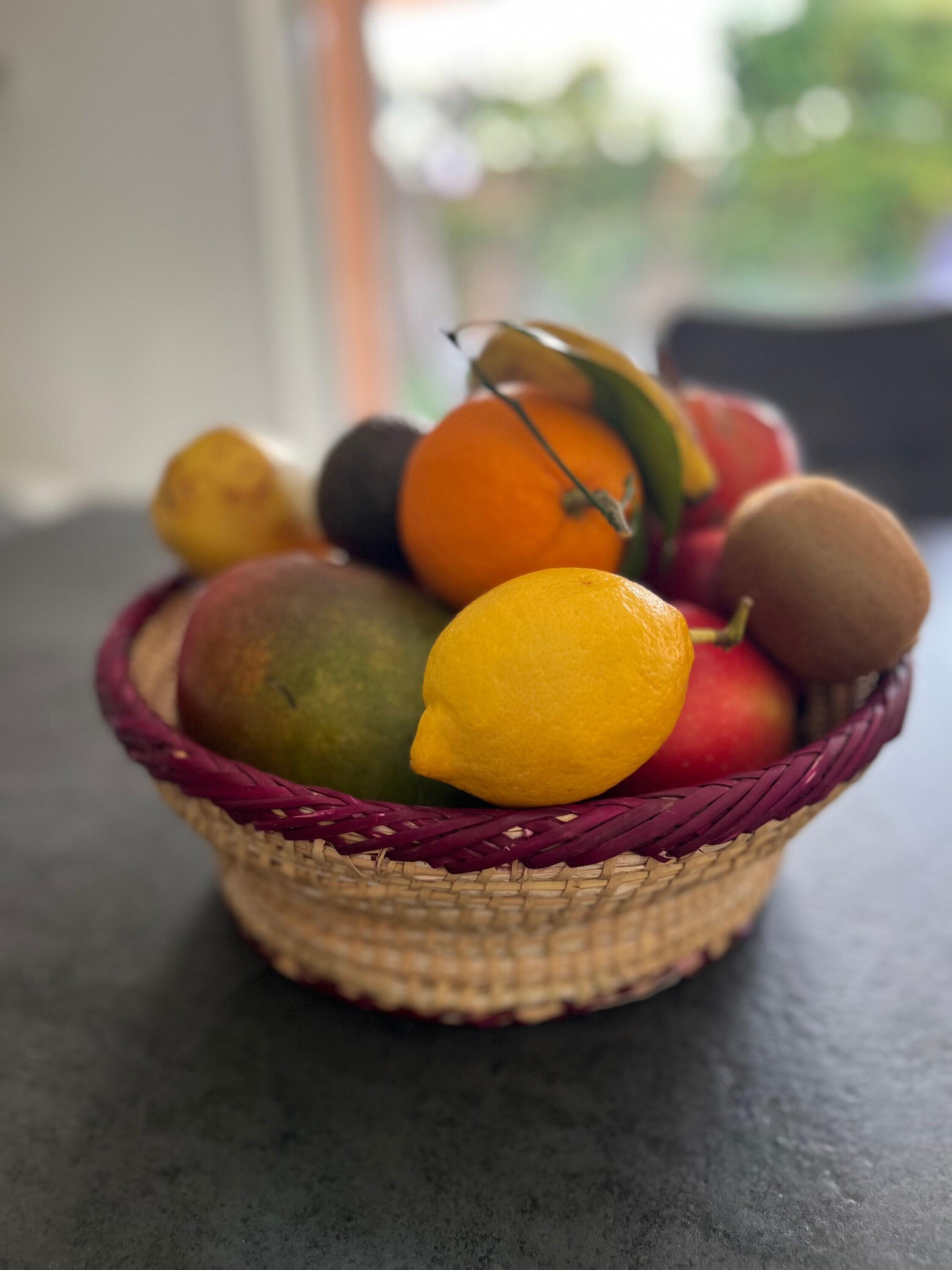 Panier corbeille de Pâques en papier décoré de gommettes