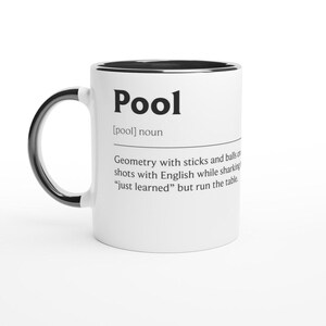 Op de afbeelding: Witte keramische mok met een zwarte handgreep en rand. De mok heeft het woord "Pool" in vette zwarte letters, samen met een definitie en een humoristische quote over het spel.