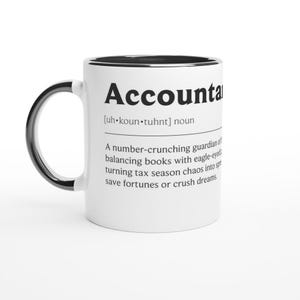 Può includere: Tazza in ceramica bianca con interno e manico neri. La tazza presenta la parola "Accountant" in grassetto nero, insieme a una definizione. Un ottimo regalo per i contabili.