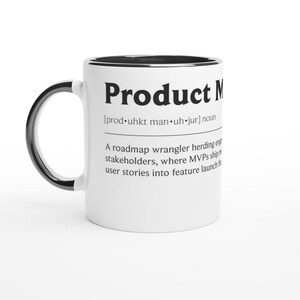 Op de afbeelding: Witte keramische mok met een zwarte handgreep en rand. De mok heeft de tekst "Product M" in vette zwarte letters, samen met een definitie en beschrijving van de term.