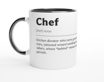 Könnte beinhalten: Weißer Keramikbecher mit schwarzem Griff und Rand. Der Becher trägt das Wort "Chef" in fetten schwarzen Buchstaben sowie eine humorvolle Definition. Ein perfektes Geschenk für einen Koch.
