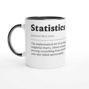 Könnte beinhalten: Weißer Keramikbecher mit schwarzem Griff und Rand. Der Becher zeigt das Wort "Statistics" in fetten schwarzen Buchstaben zusammen mit einer humorvollen Definition des Themas.
