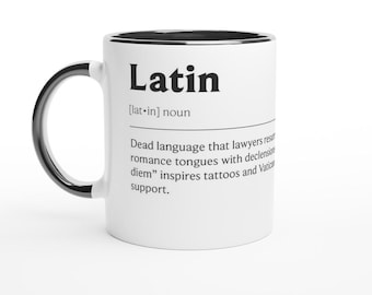 Pode incluir: Caneca de cerâmica branca com alça e borda pretas. A caneca apresenta a palavra "Latin" em preto, juntamente com uma definição. A definição descreve o latim como uma língua morta.