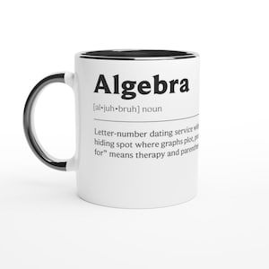 Può includere: Tazza in ceramica bianca con manico e bordo neri. La tazza presenta la parola "Algebra" in grassetto nero, insieme a una definizione umoristica. Un regalo divertente e stravagante per gli appassionati di matematica.