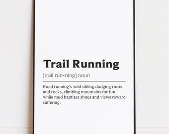 Puede incluir: Impresión enmarcada en negro con las palabras "Trail Running" en negrita. Debajo, una definición describe el trail running como esquivar raíces y rocas, escalar montañas y disfrutar del barro.