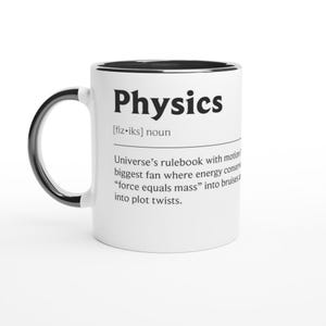 Könnte beinhalten: Weißer Keramikbecher mit schwarzem Henkel und Rand. Der Becher zeigt das Wort "Physics" in fetten schwarzen Buchstaben, zusammen mit einer Definition und einer humorvollen Beschreibung des Themas.