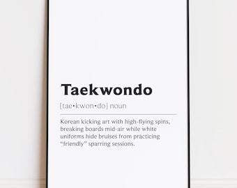 Op de afbeelding: Een ingelijste print met het woord "Taekwondo" in zwarte letters. De definitie beschrijft de Koreaanse trapkunst met hoge spins, het breken van planken en witte uniformen.