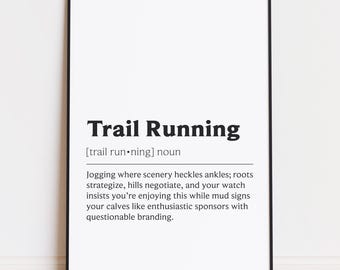 Puede incluir: Impresión enmarcada con las palabras "Trail Running" en negrita, texto negro. Debajo, una definición humorística de trail running está impresa en una fuente más pequeña. El marco es negro, el fondo es blanco.