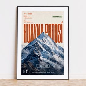 Op de afbeelding: Een ingelijste poster met een foto van de berg Huayna Potosí in Bolivia. De naam van de berg staat in grote oranje letters op de poster. De hoogte van de berg is 6.088 meter / 19.974 ft.