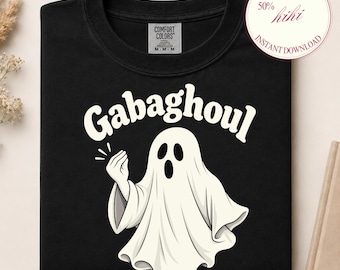 Peut inclure: Un t-shirt noir à col rond avec un motif blanc représentant un fantôme faisant un geste de la main italien. Le texte "Gabaghoul" est imprimé en blanc dans une police incurvée au-dessus du fantôme. Étiquette Comfort Colors au col.