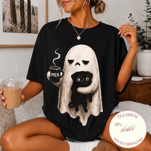 Może przedstawiać: Czarny t-shirt z grafiką przedstawiającą białego ducha trzymającego czarny kubek z napisem MEH i przytulającego czarnego mopsa. Duch ma neutralny wyraz twarzy, a z kubka unosi się para. Wzór znajduje się na środku przedniej części koszulki.