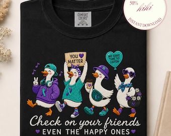Peut inclure: Un t-shirt noir à col rond avec un motif de quatre canards blancs portant des accessoires et des vêtements colorés. Le texte indique : You Matter, We Have Time To Listen, et Check on your friends EVEN THE HAPPY ONES. Les canards ont des rubans sarcelle.