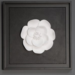 Gerahmte Dimensional Anemone Blume Wand Skulptur Designer Dekor - Weißer Ton Floral Modern Minimalist