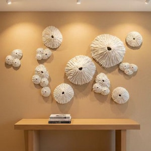 Wandsculpturen Limpet Shell: kustdecorset witte klei met textuur