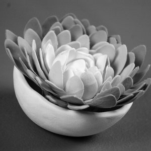 3D Blumen Wanddeko in Neutral Grau Weiß Ombre - Moderne Organische Blumen Kunst
