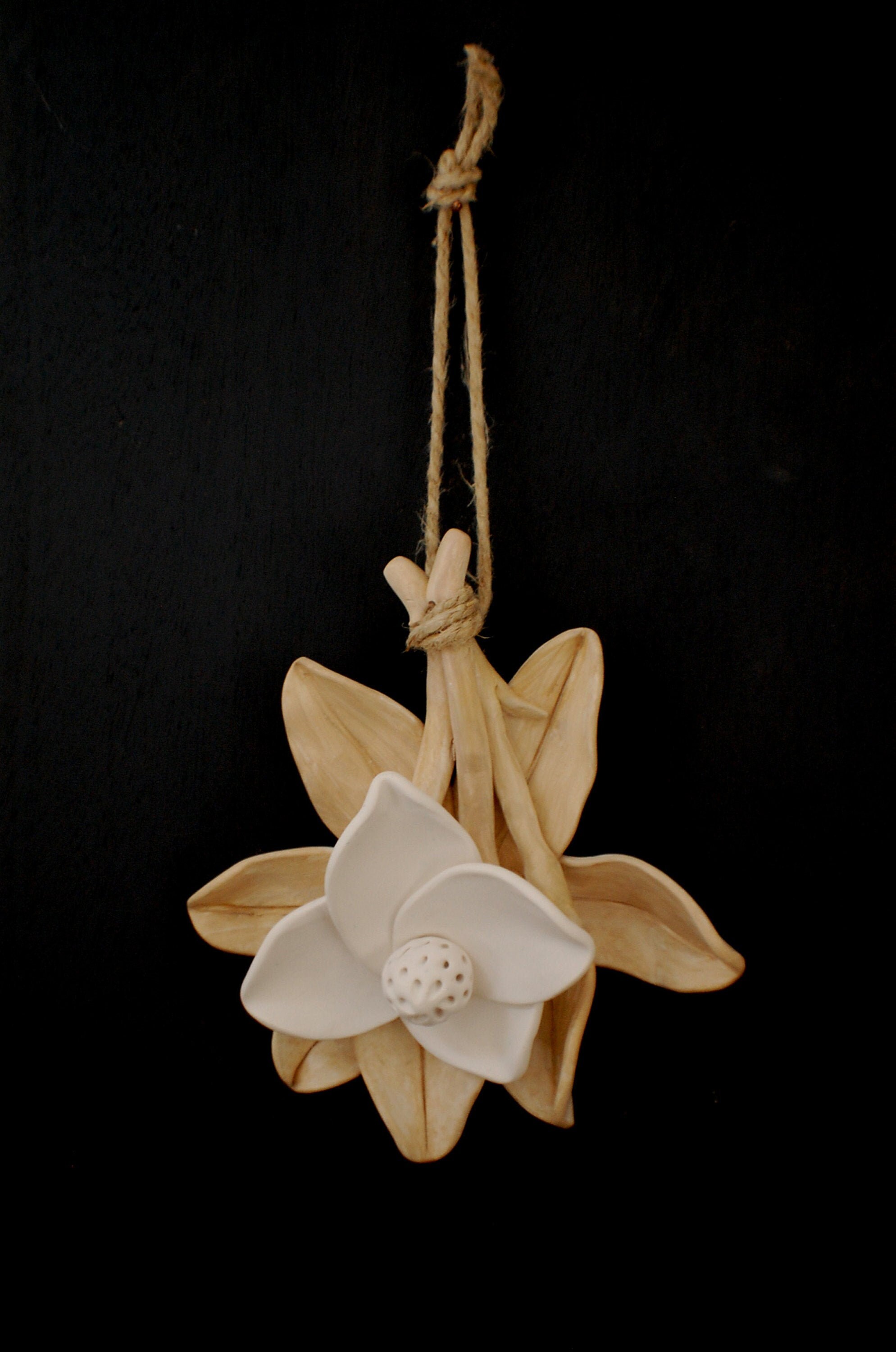 Magnolia Flower Decor - Sculpture en Argile, Ornement Suspendu, Accrochage Floral, Magnolia Blanc, D