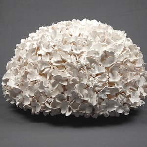 Escultura de hortensia blanca esculpida a mano: gran pieza de arte botánico natural
