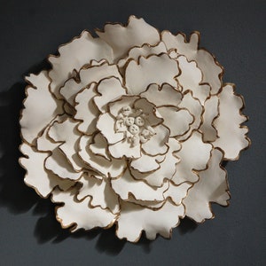 Pfingstrose mit Goldrand Wandskulptur - Off-White Modern Minimalist 3D Wandbehang