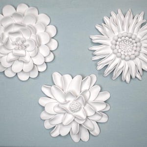 Dimensional Blumengalerie Wand-Set: Weiße moderne Blumenskulpturen Wohnkultur Geschenke