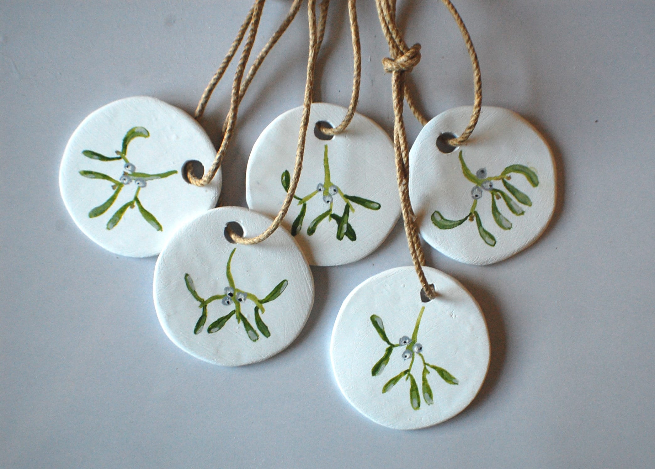 Ornements de Noël ou Étiquettes Cadeaux Décoration d'arbre Gui en Argile Peinte à La Main Ensemble 5