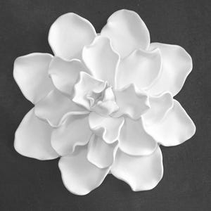 Weiße 3 dimensionale Ton Gardenia Blumen-Wandskulptur - moderne minimalistische Blumenverzierung