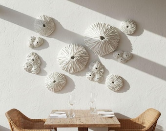 Sculture da parete a forma di patella: set di 2 pezzi in argilla bianca testurizzata, decorazione costiera.