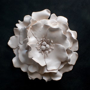 Pfingstrosen-Blumen-Wand-Skulptur - cremefarbener strukturierter Garten inspirierter Ton-moderner minimalistischer Blumenwandbehang