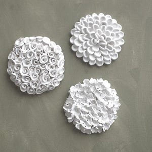 Weiße Blumen Wandkunst - Dimensionale Hortensien, Rosen, Dahlie Blumenwandskulpturen 3er Set